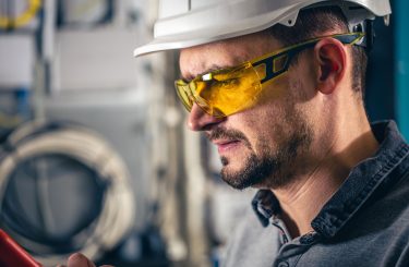 Göz Sağlığı ve İş Güvenliği: Koruyucu Gözlükler Elektrikçiler İçin Önemli